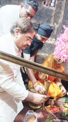 कुलेश्वर महादेव के दर्शन करने पहुंचे बजाज