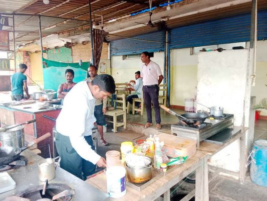 दीवार, कपड़े रंगने वाले रंग से होटलों में तैयार हो रहे पकवान