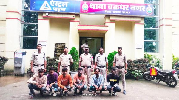 6 युवकों के बीच झड़प, पुलिस के हस्तक्षेप पर नहीं रुके तो पुलिस हिरासत में लेकर आयी थाने
