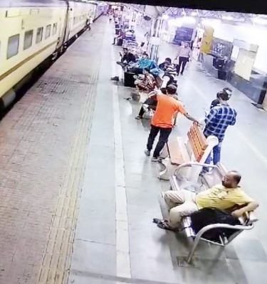 ट्रेन में एक यात्री का पैर फिसला, आरपीएफ  जवान ने  जान बचाई