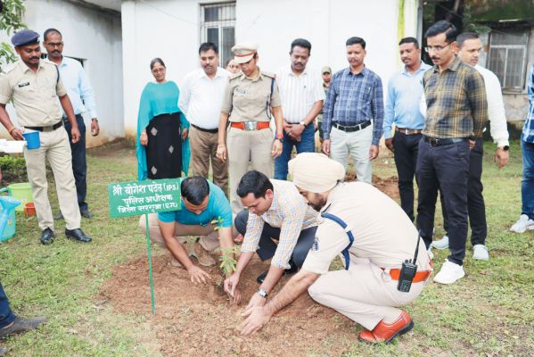 एक पेड़ माँ के नाम: एसपी दफ्तर में फलदार पौधों का रोपण