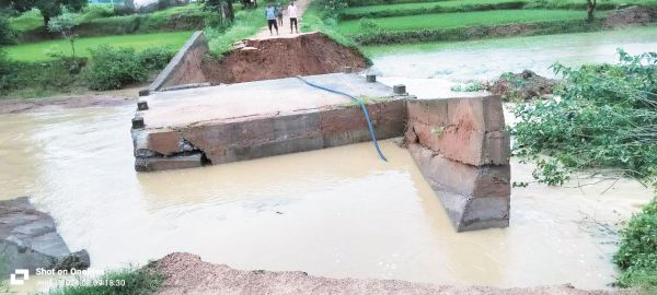 पुलिया धराशायी, ग्रामीण हो रहे परेशान