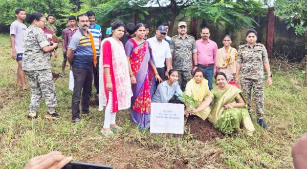 आदिवासी दिवस पर  पुलिस ने बालक आश्रम में रोपे पौधे