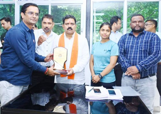 चैम्पियनशिप के लिए चयनित वसुंधरा ने उप मुख्यमंत्री विजय से की मुलाकात