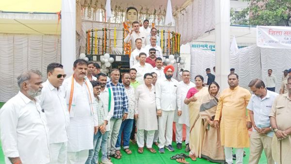 मिनीमाता की प्रतिमा पर कांग्रेसियों ने किया माल्यार्पण