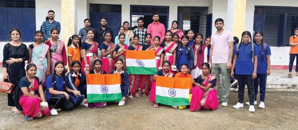 एकलव्य आवासीय विद्यालय रिखी में हर्षाल्लास से मना आदिवासी दिवस