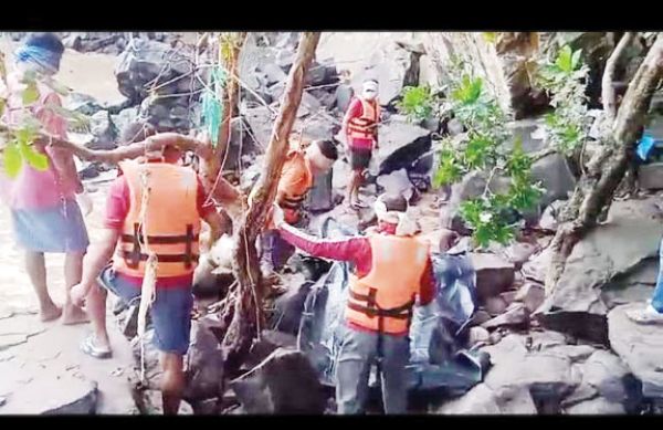 एसडीआरएफ की टीम ने जलप्रपात से निकाला महिला का शव
