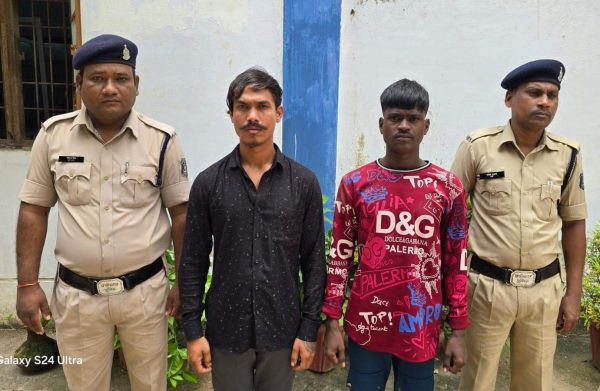 चाकू दिखा धमकाते 2 गिरफ्तार