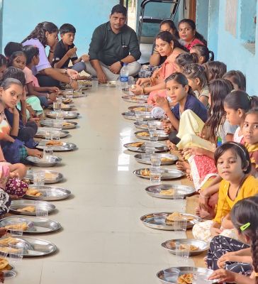 तहसीलदार ने नेवता भोज कराया, छात्राओं का चरणपादुका भी बांटे