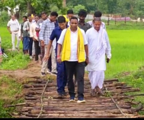 बारिश के बीच दो किमी पैदल चलकर विशेष पिछड़ी भुंजिया जनजाति के बीच पहुंचे बिंद्रानवागढ़ विधायक 