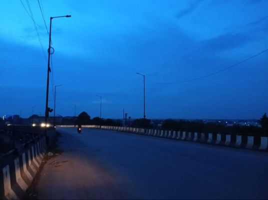 शहर के एकमात्र ओवरब्रिज में लाइट व्यवस्था ठप 