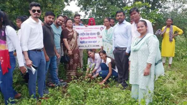 शासकीय महाविद्यालय  में पौधरोपण 