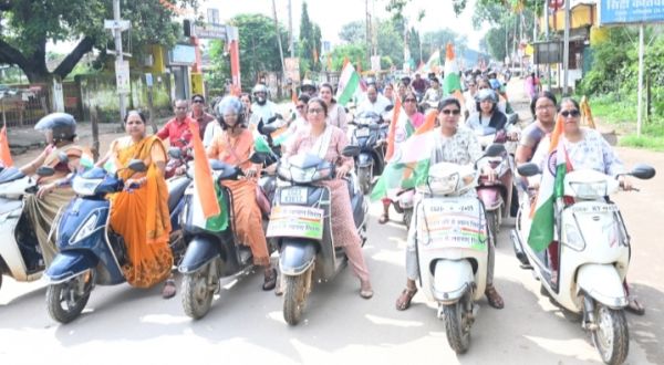 कलेक्टर ने तिरंगा बाईक रैली को किया रवाना