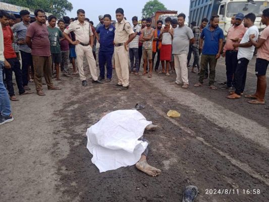 ट्रेलर की चपेट में युवक की मौत