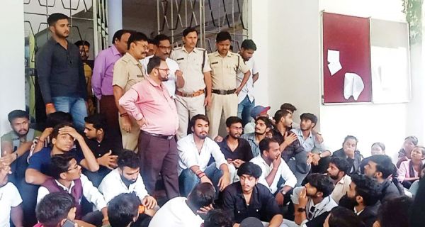 अव्यवस्था, पीजी कॉलेज छात्र-छात्राओं का प्रदर्शन