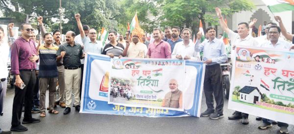 हर घर तिरंगा कार्यक्रम: सांसद चिंतामणि महाराज बाइक रैली में हुए शामिल