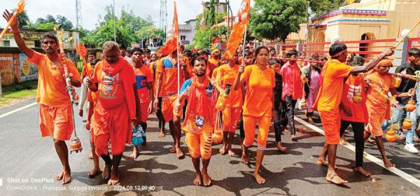 बाबा जलेश्वर नाथ का कावडिय़ों व शिव भक्तों ने किया जलाभिषेक