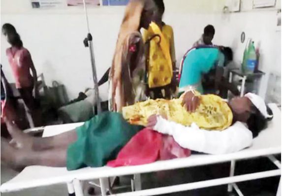 मजदूरों से भरी पिकअप मिनी ट्रक  से टकराकर पलटी, 15 घायल