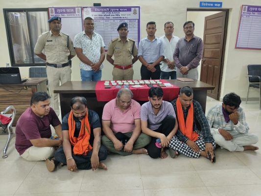 कांग्रेस पार्षद के घर छापा, आधा दर्जन जुआरी पकड़ाए, 10 लाख जब्त