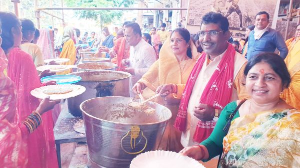 विधायक ने किया भोजन प्रसादी का वितरण