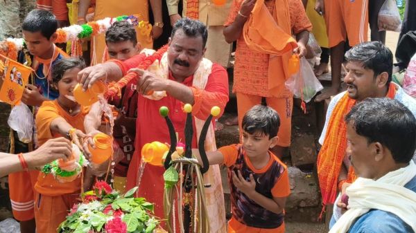 70 किमी पैदल चलकर पहुंचे हजारों कावडिय़ों का सांसद-विधायक ने किया स्वागत