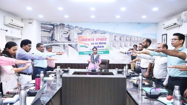 कलेक्टर ने हर घर तिरंगा अभियान की दिलाई शपथ 