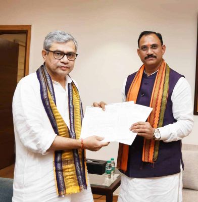 स्वास्थ्य मंत्री ने रेल मंत्री से की मुलाक़ात