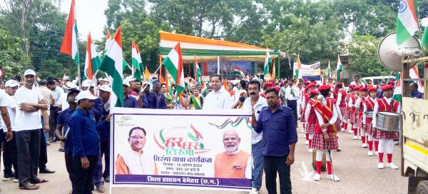 हाथों में तिरंगा थामे निकले हजारों लोग, देशभक्ति का दिखाया जज्बा