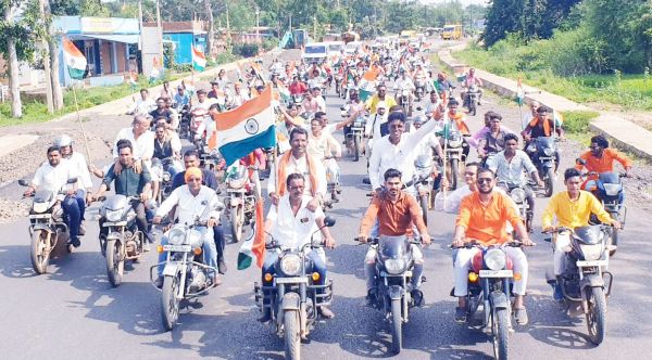राजिम विधायक की अगुवाई  में निकाली तिरंगा यात्रा