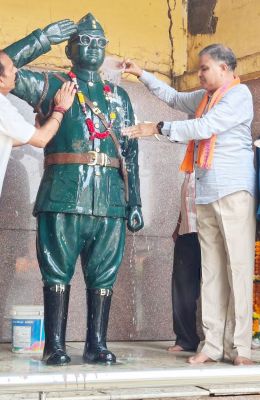 प्रतिमा स्थल पर सफाई अभियान 