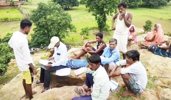 छत्तीसगढ़ का एक गांव, जहां राशन  लेने से पहले पहाड़ पर जाना होता है...