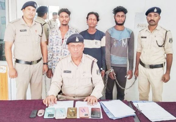 मोबाइल बेचने के चक्कर में धरे गए बाइक चोर