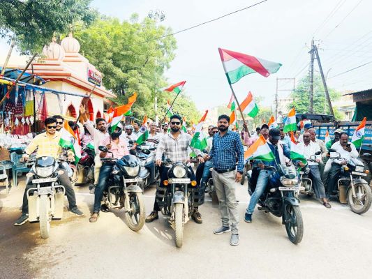  निगम अफसर- कर्मियों  ने निकाली तिरंगा यात्रा