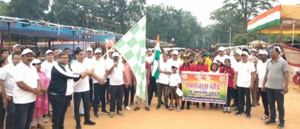 देशभक्ति की भावना के साथ स्वतंत्रता का संदेश लेकर कलेक्टर- एसपी के साथ दौड़ा गरियाबंद