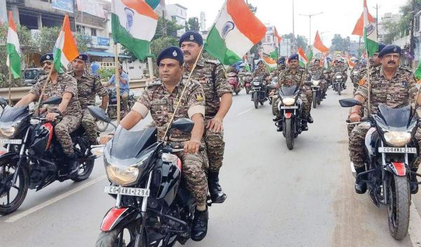 हर घर तिरंगा अभियान:  सीआरपीएफ जवानों ने निकाली तिरंगा यात्रा