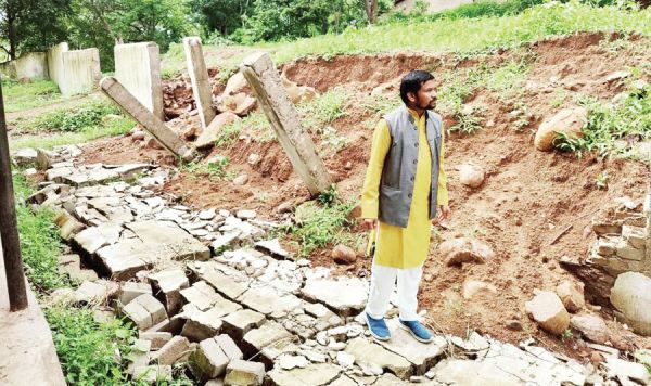 पद्मश्री माता राजमोहिनी देवी समाधि स्थल की बाउंड्रीवॉल का दूसरा हिस्सा भी ढहा