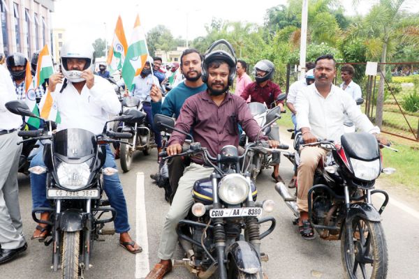 हर घर तिरंगा कार्यक्रम, कार व बाइक रैली निकाली 