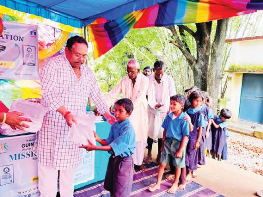 प्राथमिक शाला ईरगँवा के 121 बच्चों को स्टेशनरी सामग्री वितरित