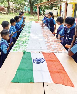नन्हे हाथों ने रंगों से विशाल सांकेतिक तिरंगा ध्वज बनाया