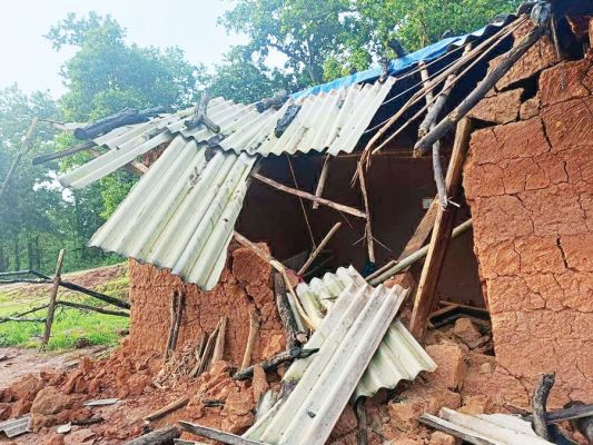 दल से बिछड़े हाथी ने घरों को किया क्षतिग्रस्त