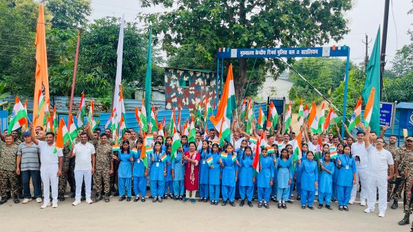 सीआरपीएफ ने तिरंगा मार्च निकाला 