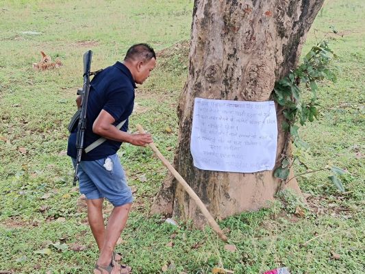 साप्ताहिक बाज़ार में  नक्सलियों ने लगाए बैनर-पोस्टर