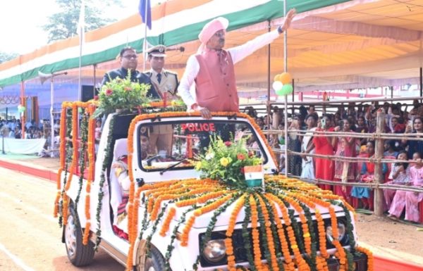 गरियाबंद में सांसद बृजमोहन अग्रवाल ने  किया ध्वजारोहण, परेड की सलामी ली