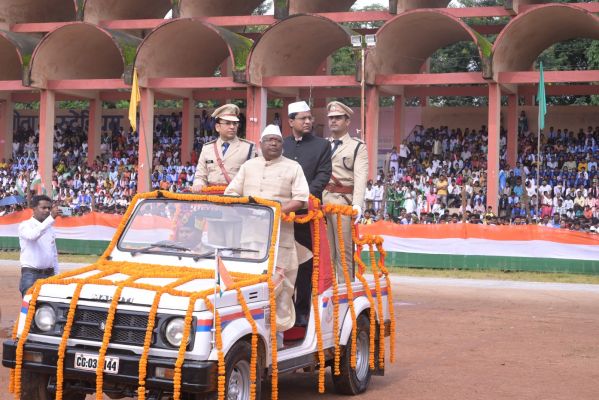 सांसद चिंतामणि ने राष्ट्रीय ध्वज फहराया, परेड की सलामी ली