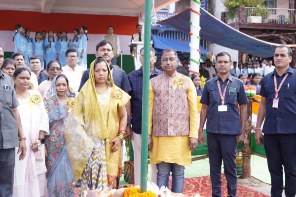 कौशल्या साय ने कन्या हाई स्कूल कुनकुरी में फहराया तिरंगा