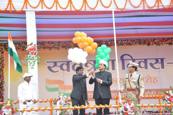 एमएमसी जिले में मूणत ने ध्वजारोहण कर परेड की ली सलामी