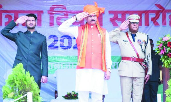 स्वास्थ्य एवं प्रभारी मंत्री श्याम बिहारी जायसवाल ने बलौदाबाजार में फहराया तिरंगा