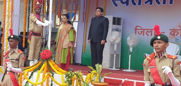 विधायक लता उसेण्डी ने ध्वजारोहण कर परेड की सलामी ली