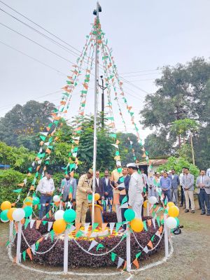 जिला एवं सत्र न्यायाधीश ने किया ध्वजारोहण