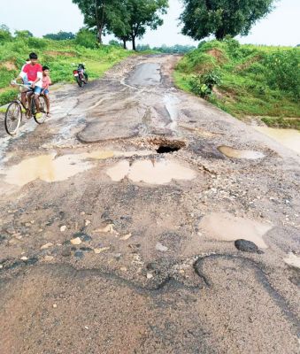 भारी बारिश के कारण पुलिया क्षतिग्रस्त